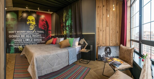 ห้องซูพีเรีย (Bob Marley) | เครื่องนอนระดับพรีเมียม, ตู้นิรภัยในห้องพัก, Wi-Fi ฟรี, ผ้าปูที่นอน