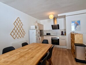 Kühlschrank, Ofen, Geschirrspüler, Wasserkocher mit Kaffee-/Teezubehör