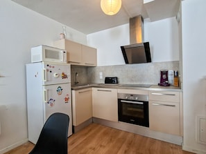 Kühlschrank, Ofen, Geschirrspüler, Wasserkocher mit Kaffee-/Teezubehör