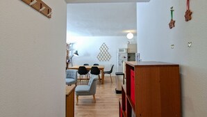 Eine moderne Küche mit Mikrowelle, Kühlschrank und Holzschränken.