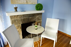 Comfort Suite, 1 Bedroom, Fireplace | Premium bedding, down comforters, desk, free WiFi