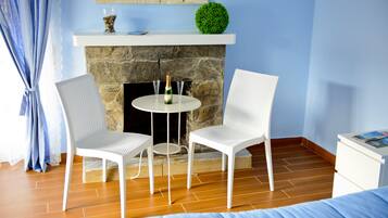 1 habitación, ropa de cama de alta calidad, cubrecamas y escritorio