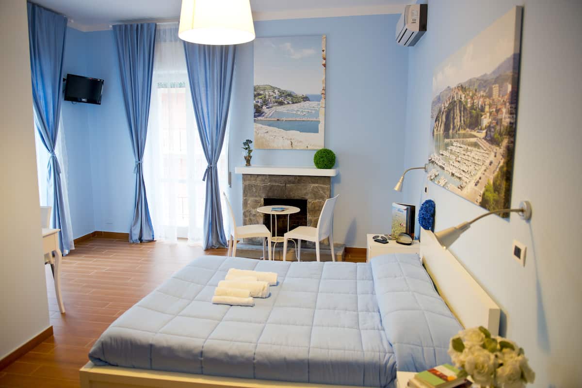 Comfort Suite, 1 Bedroom, Fireplace | 1 bedroom, premium bedding, down comforters, desk