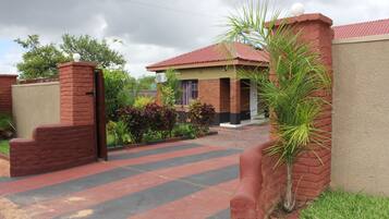 Pintu masuk hartanah