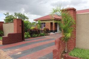 Property entrance - Sweet Holiday Homes (Victoria Falls)