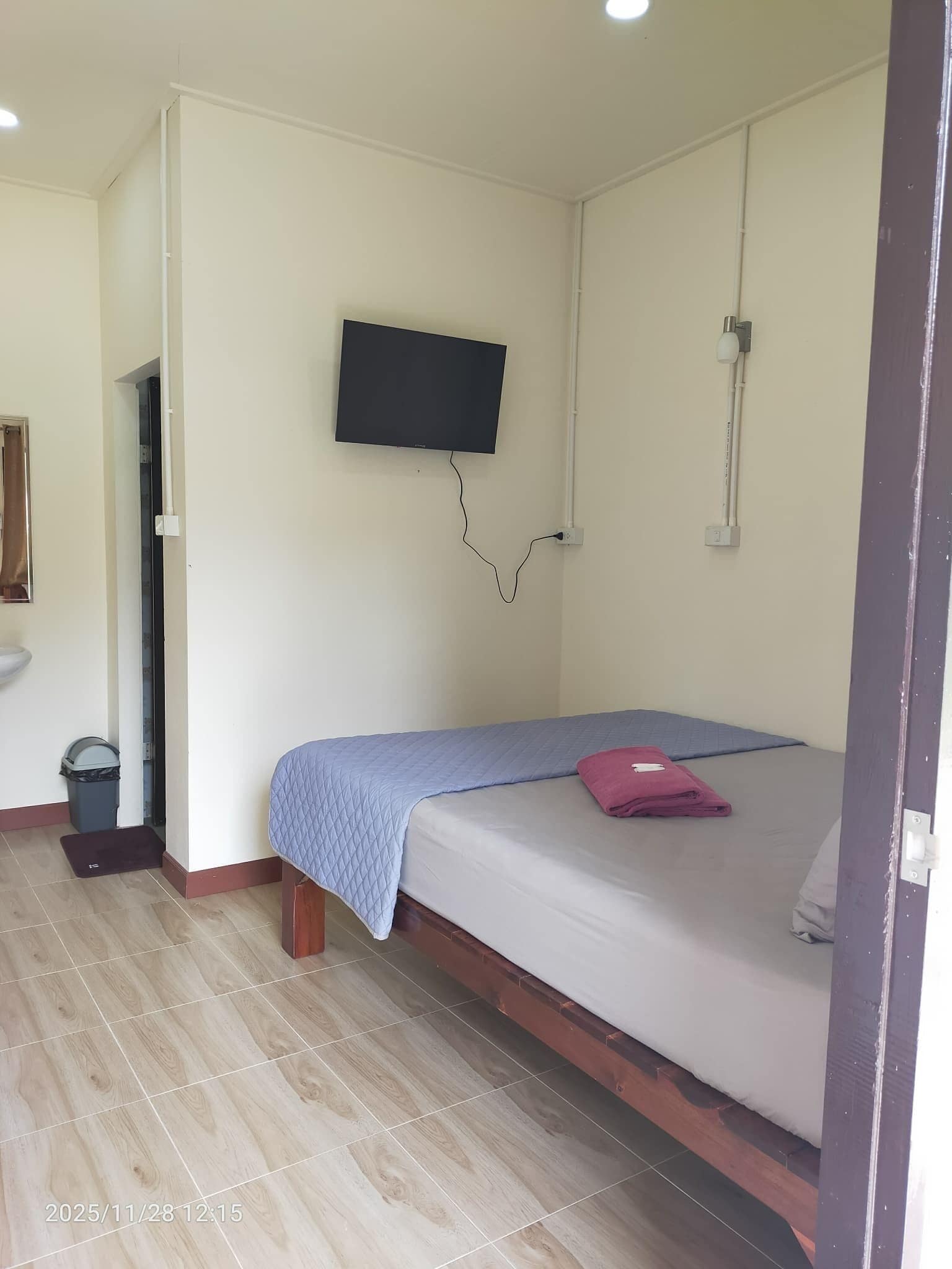 Basic Room | Living area | 32-inch flat-screen TV with satellite channels, TV