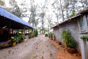 المنطقة المحيطة بالمنشأة