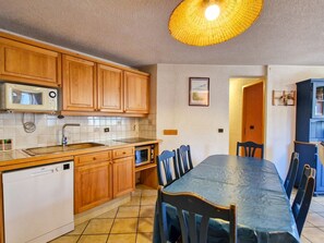 Réfrigérateur, lave-vaisselle, cafetière/bouilloire, grille-pain