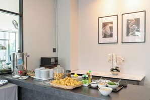 24-英寸纯平电视 （配备数码频道）、电视