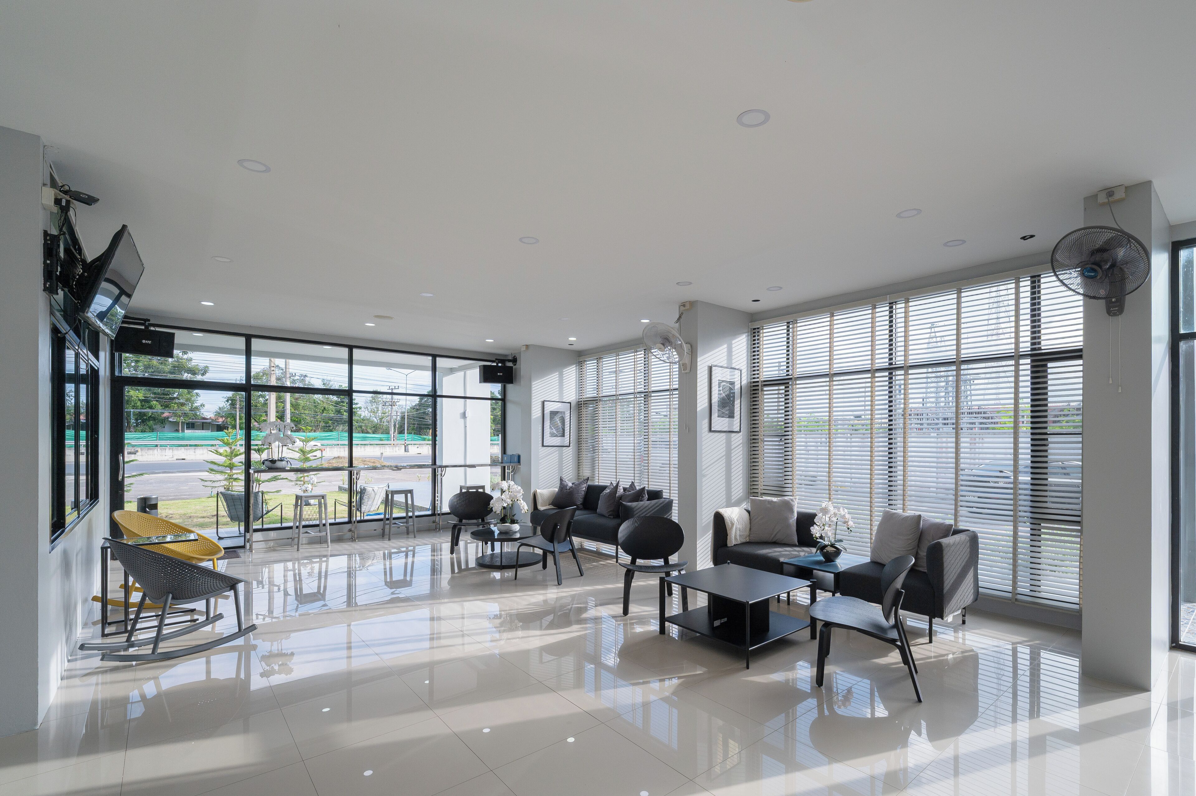 Télévision à écran plat de 24 pouces avec chaînes numériques, télévision