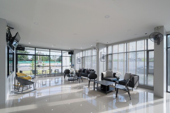 24-英寸纯平电视 （配备数码频道）、电视