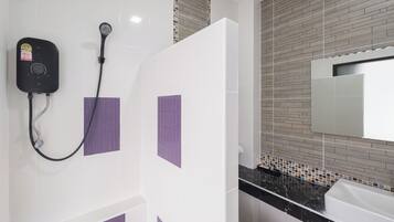Standard Room | Bathroom | Shower, free toiletries, towels