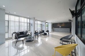 24-英寸纯平电视 （配备数码频道）、电视