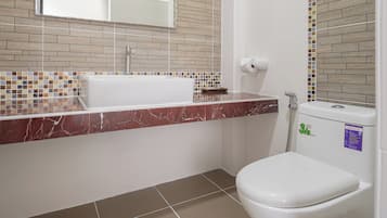 Standard Room | Bathroom | Shower, free toiletries, towels