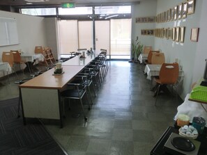 Petit déjeuner en libre-service compris tous les jours