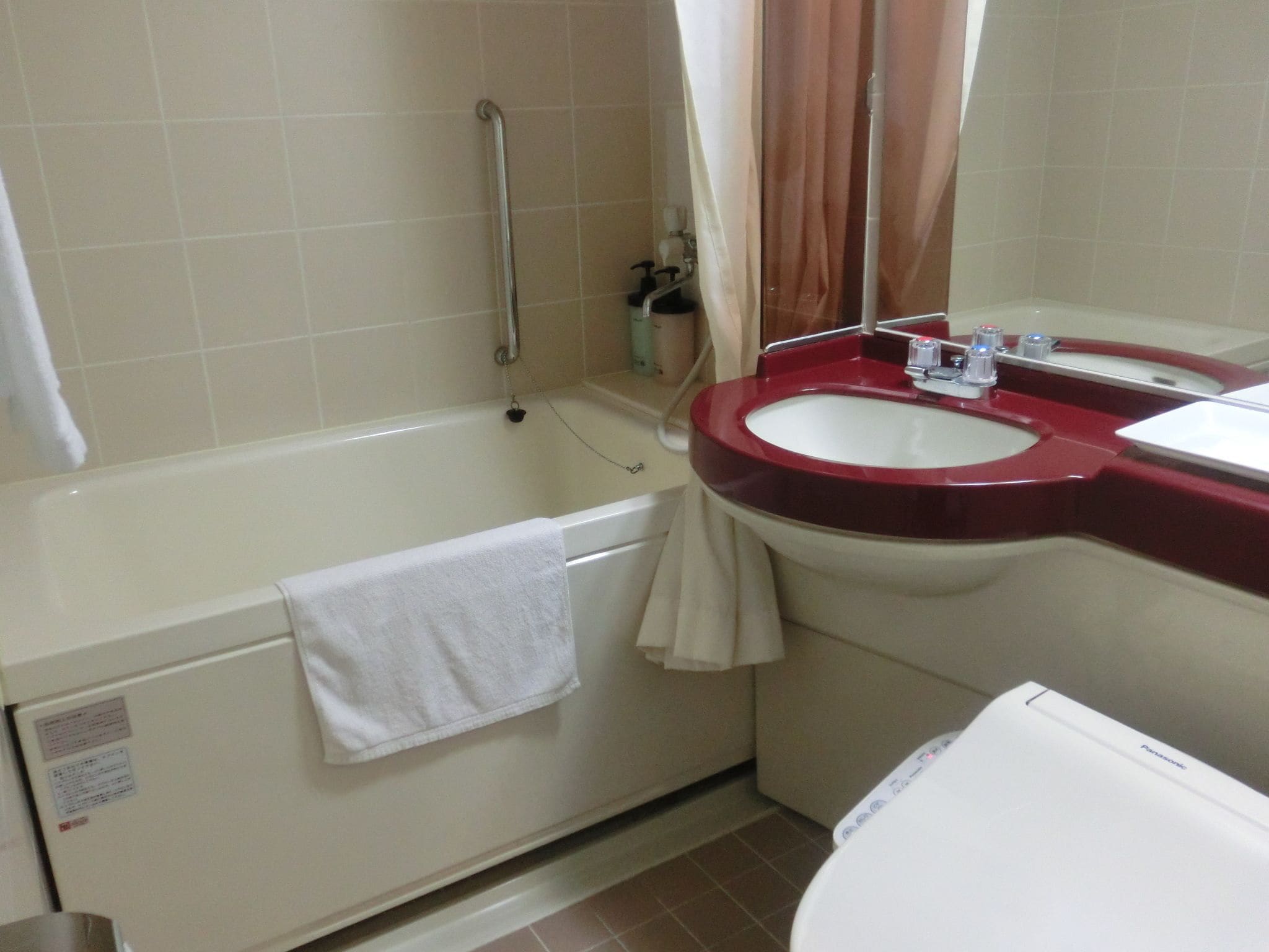 Un baño con bañera, lavabo e inodoro.