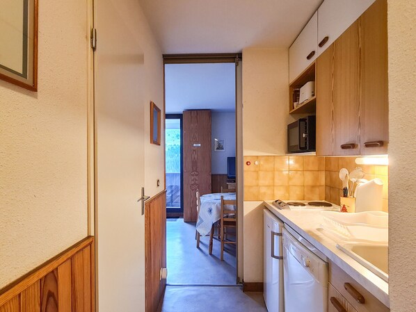 Fridge, dishwasher, coffee/tea maker, toaster