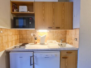 Réfrigérateur, lave-vaisselle, cafetière/bouilloire, grille-pain