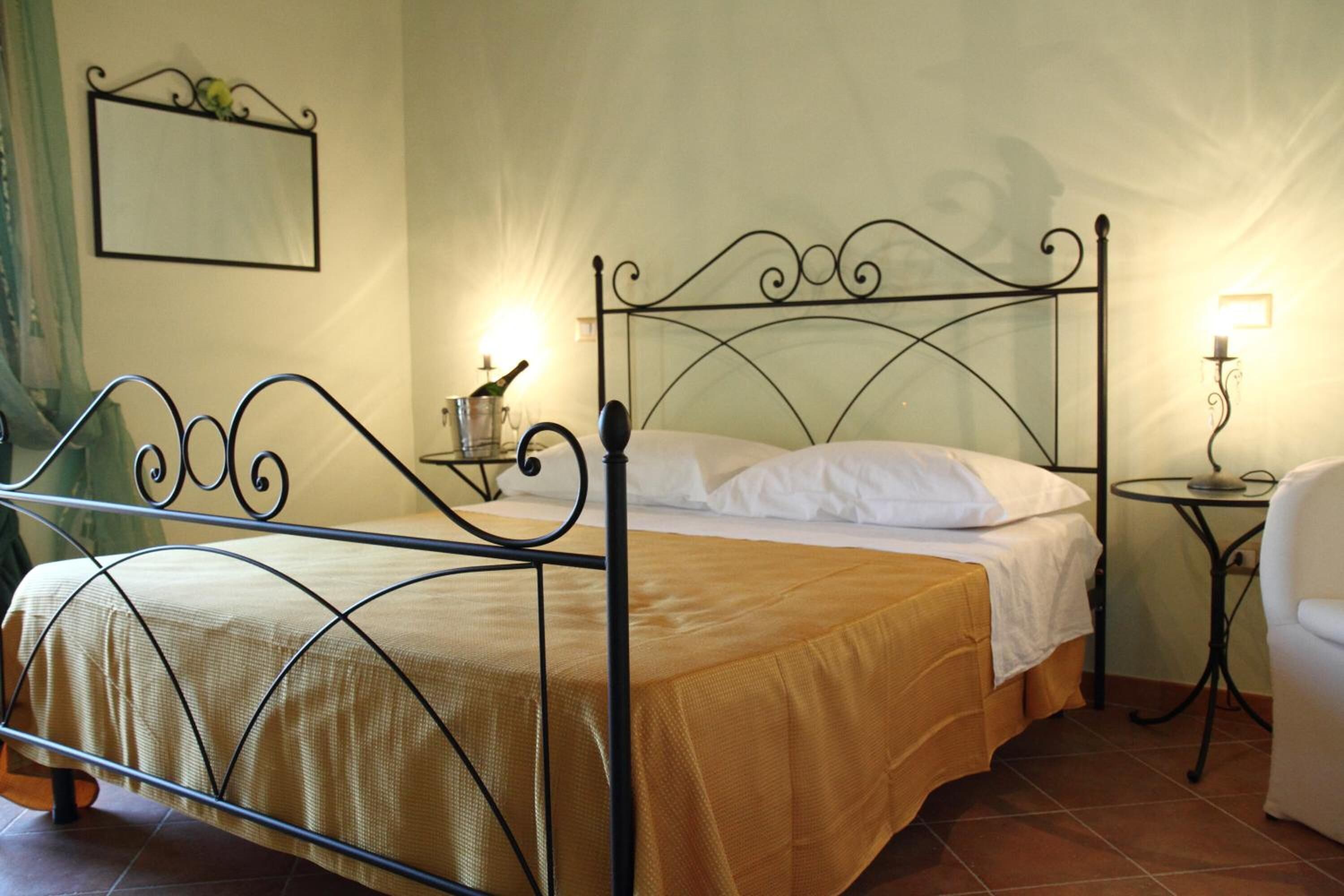 Escritorio, sistema de insonorización, camas supletorias y wifi gratis