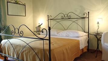 Desk, soundproofing, rollaway beds, free WiFi