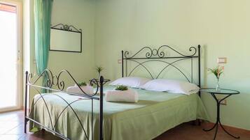 Schreibtisch, schallisolierte Zimmer, Zustellbetten, kostenloses WLAN