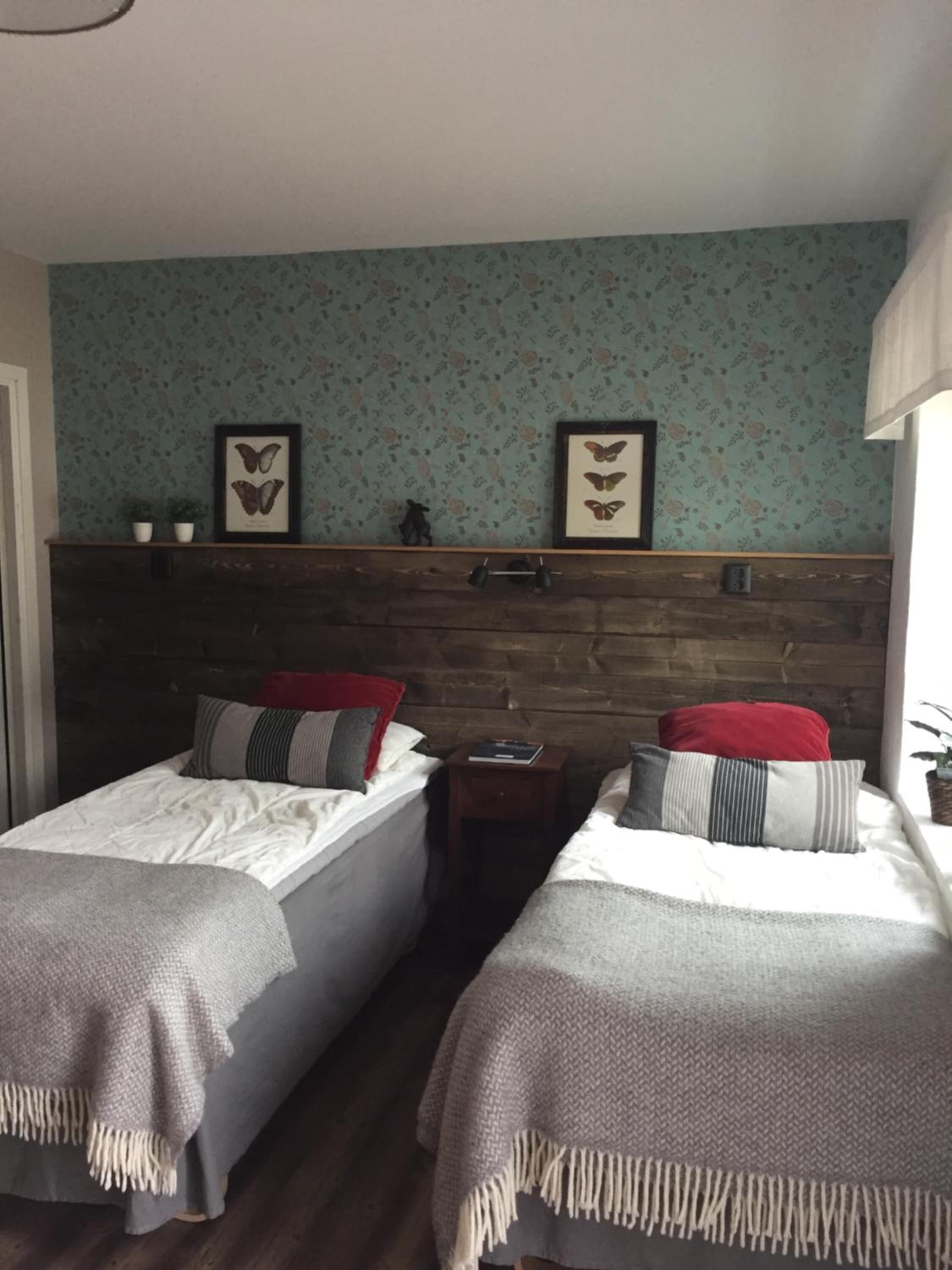 Schreibtisch, Bügeleisen/Bügelbrett, Babybetten, Zustellbetten