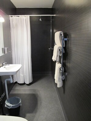 Shower, rainfall showerhead, free toiletries, towels