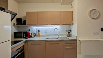 Frigorífico, microondas, horno y placa de cocina