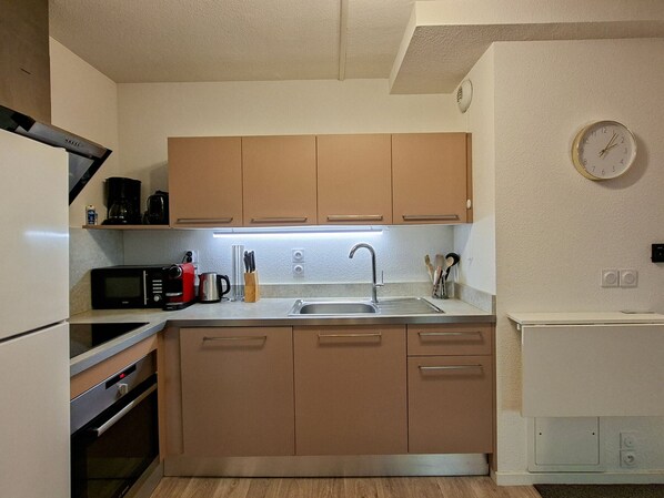 Refrigerador, microondas, horno y parrilla de estufa 