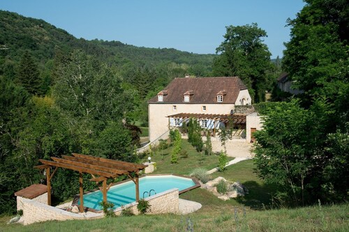 MAISON DU CÈDRE, BELLE MAISON EN PIERRE EN DORDOGNE.