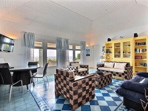 Smart TV, books, stereo