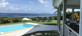 Vacker havsutsikt villa med privat pool och direkt tillgång till stranden