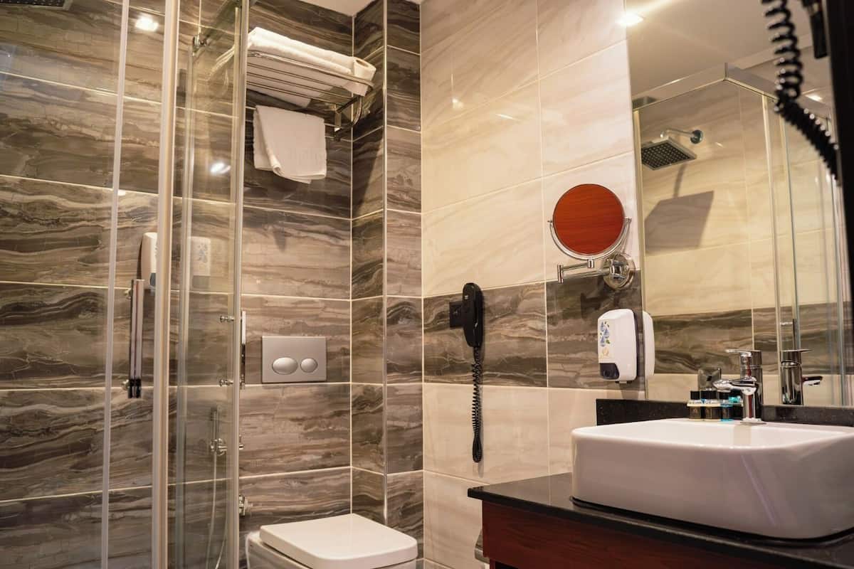 Quarto solteiro standard | Roupas de cama premium, frigobar, cofres nos quartos, escrivaninha
