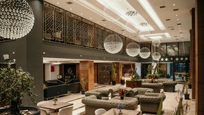A spacious lobby with tiered seating, a large chandelier, and a reception area. - Grand Vaves Otel (Trabzon)