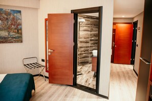 Family Room, 2 Bedrooms | Premium bedding, minibar, in-room safe, desk - Grand Vaves Otel (Trabzon)