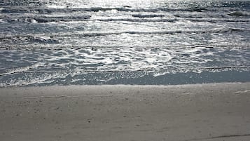 Una spiaggia nelle vicinanze, lettini da mare, teli da spiaggia