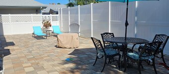  1ST STREET RETREAT UPDATED DOG FRIENDLY APARTMENT WITH FENCED IN YARD!!
