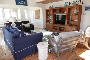 Smart-TV, DVD-spiller, bøker og filmbibliotek