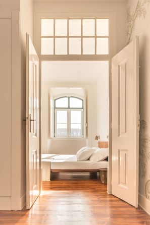 Departamento, 2 habitaciones, vista a la ciudad | Caja de seguridad en la habitación y decoración personalizada