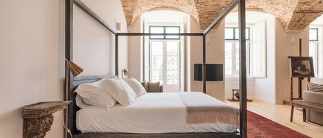 Svit - 1 kingsize-säng - utsikt mot staden | Värdeförvaringsskåp på rummet, individuell inredning och unika möbler