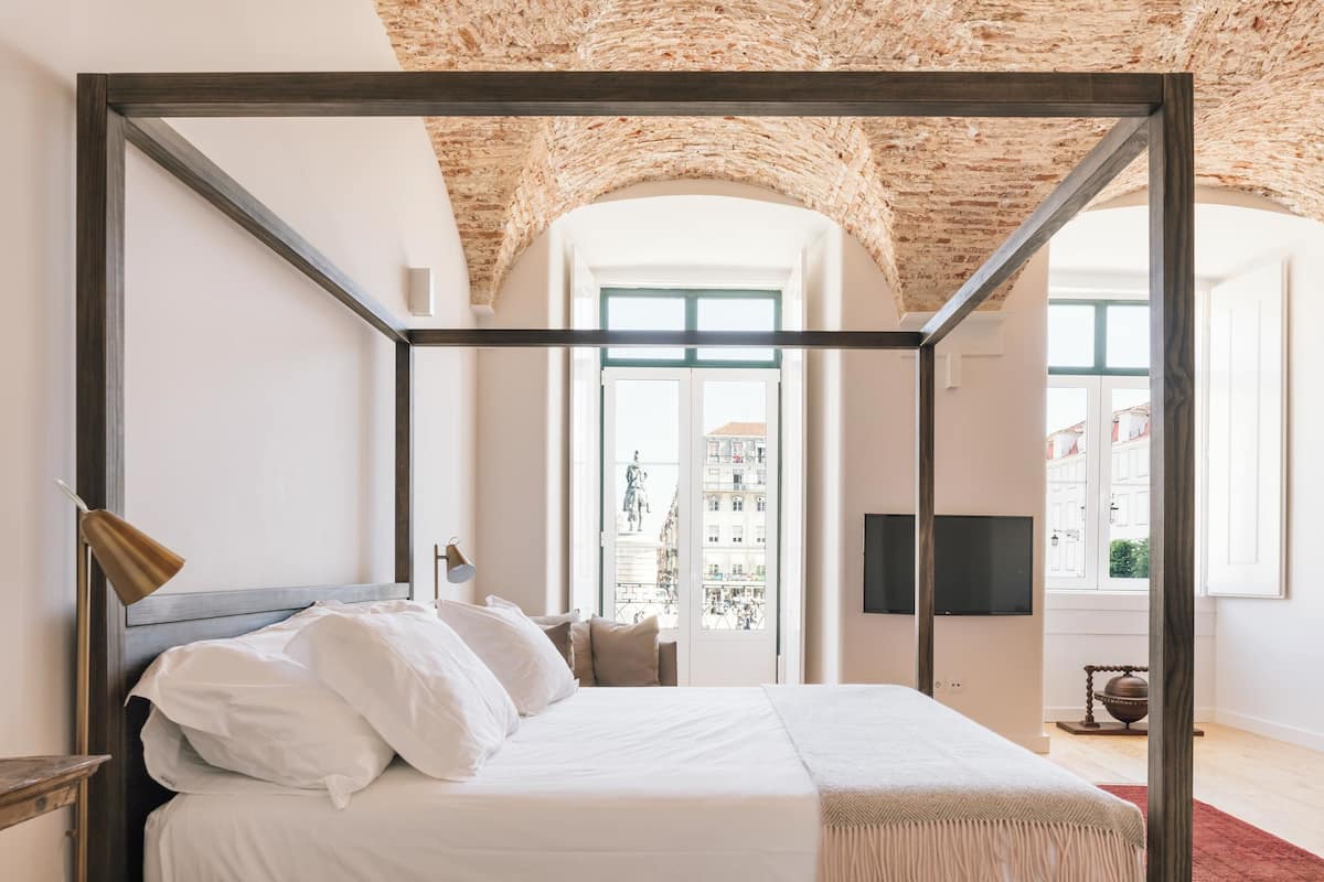 Suite, 1 cama King size, vista a la ciudad | Caja de seguridad en la habitación y escritorio 