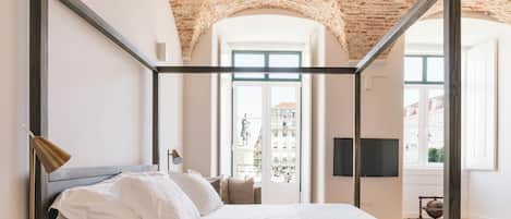 Suite, 1 cama King size, vista a la ciudad | Caja de seguridad en la habitación y decoración personalizada