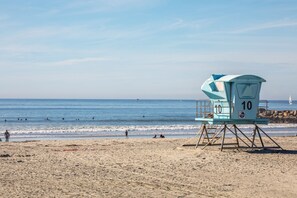 Una torre de salvavidas con el número 10 en una playa.