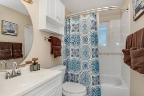 Hair dryer, towels, toilet paper - Pet Friendly Near Garden of the Gods/AF Academy (Colorado Springs)