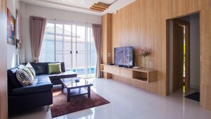 Luxury Villa 2 Bedrooms Poolside | Ruang tamu | TV skrin rata 
