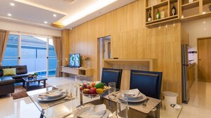 Luxury Villa 2 Bedrooms Poolside | Makan dalam bilik