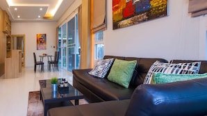 Luxury Villa 2 Bedrooms Poolside | Ruang tamu | TV skrin rata 