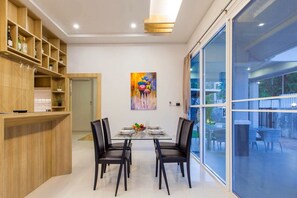 Luxury Villa 2 Bedrooms Poolside | Servicio de comidas en la habitación