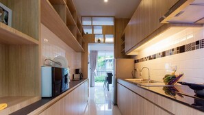 Luxury Villa 2 Bedrooms Poolside | Dapur peribadi | Pembancuh kopi/teh, peti sejuk/penyejuk beku saiz penuh 