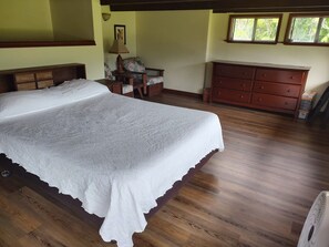 3 chambres, fer et planche à repasser, lit de bébé portatif